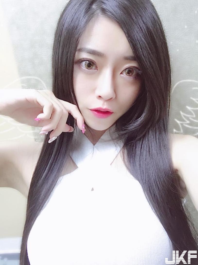 火辣女僕「美乳辣翻」！紅色馬甲衣挑逗到不行！