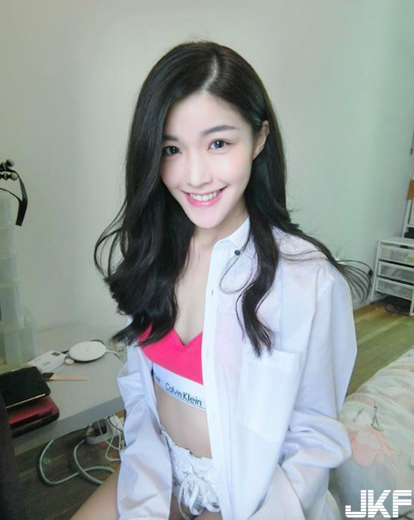 戀愛了！高顏值「極品女神」外型有夠甜美！超白皙「火辣身材」畫面好銷魂喔…
