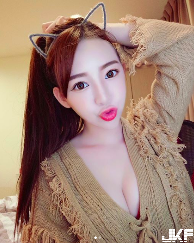 小隻馬「迷人美乳」超有料！「自拍福利」深溝讓人融化啊！