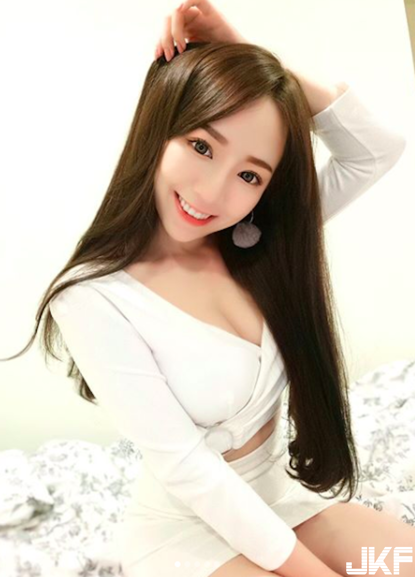 小隻馬「迷人美乳」超有料！「自拍福利」深溝讓人融化啊！