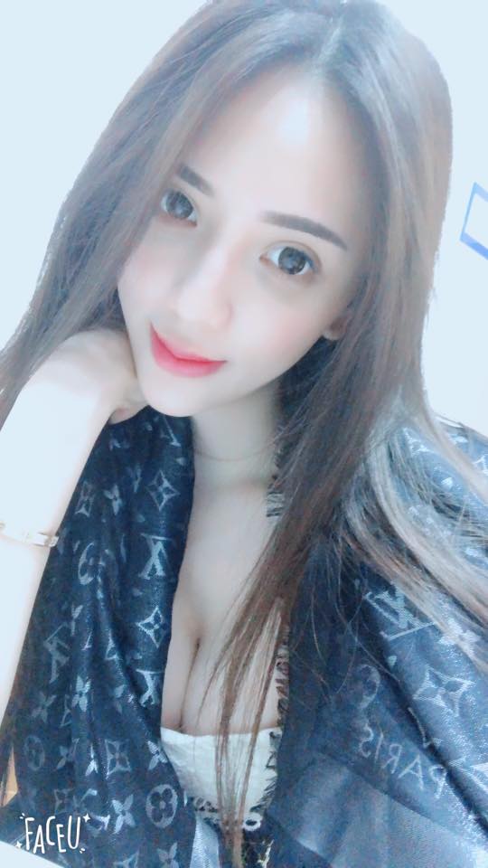 墾丁捕獲「粉紅超跑妹」！沒帶到外套「乾脆不穿了」，直接比基尼開超跑，超火辣！