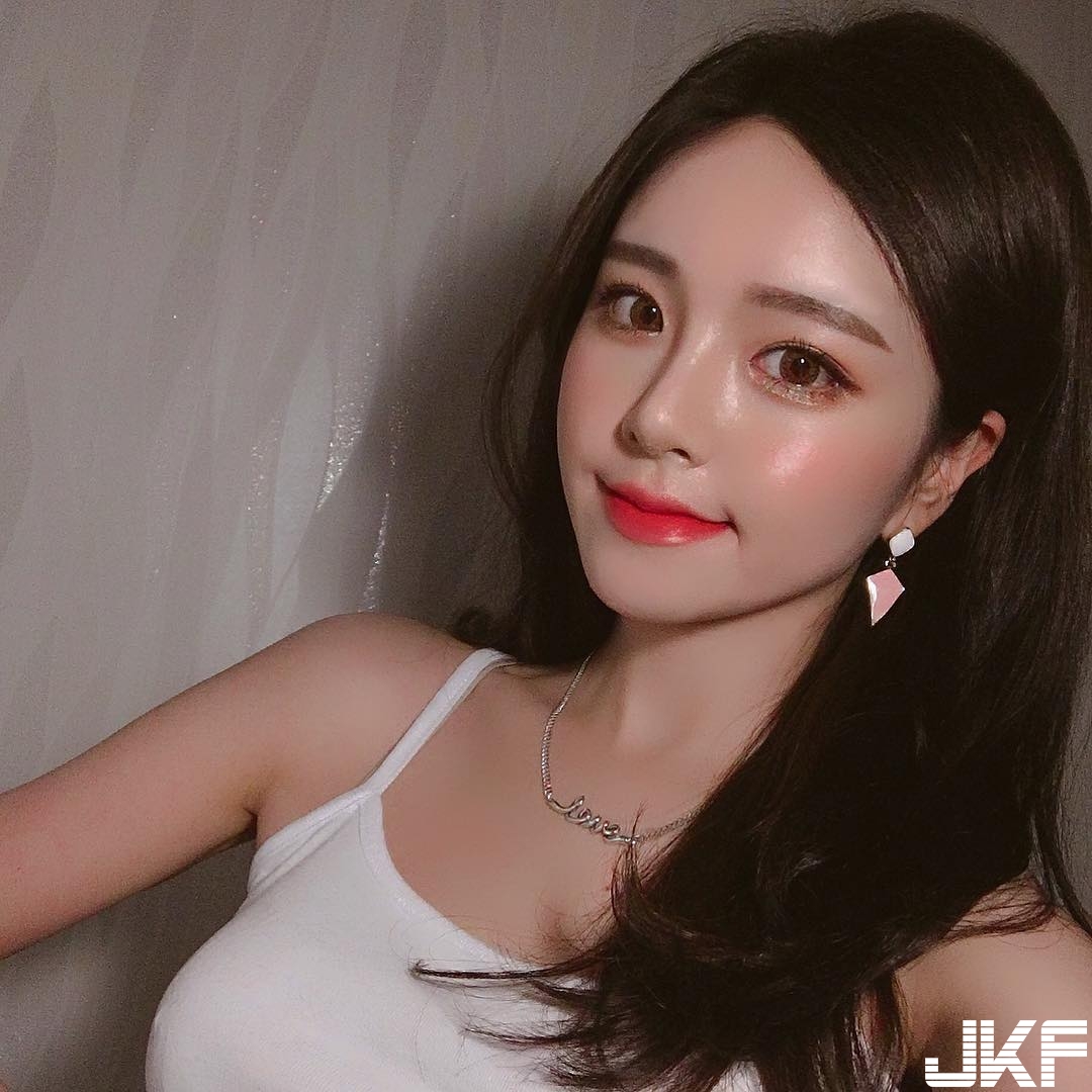 「戀愛系少女」水汪大眼超會放電！挖空低胸大露「雪白酥胸」讓人戀愛啦！