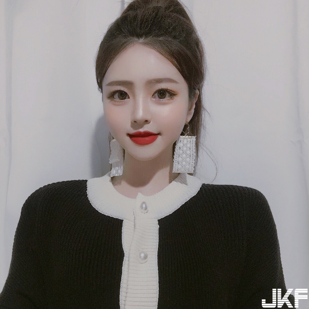 「戀愛系少女」水汪大眼超會放電！挖空低胸大露「雪白酥胸」讓人戀愛啦！