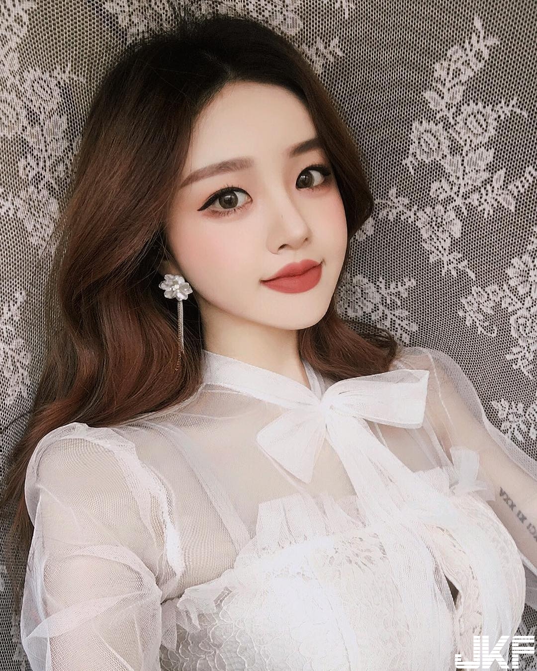 「戀愛系少女」水汪大眼超會放電！挖空低胸大露「雪白酥胸」讓人戀愛啦！