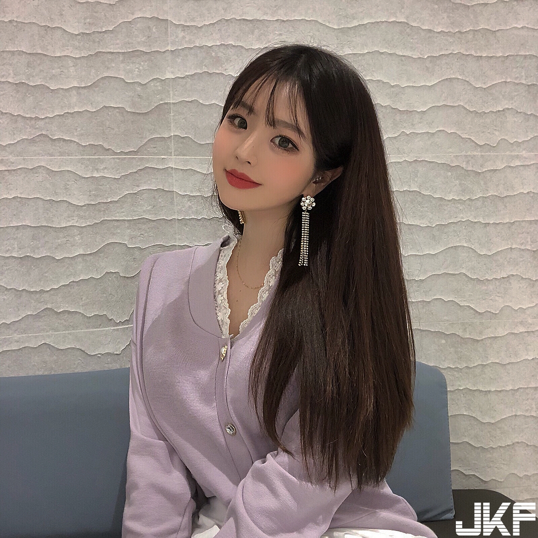 「戀愛系少女」水汪大眼超會放電！挖空低胸大露「雪白酥胸」讓人戀愛啦！