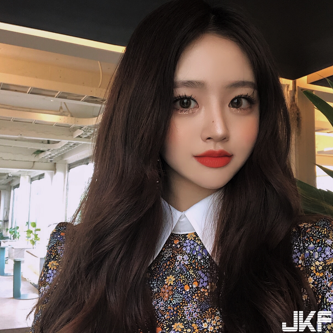 「戀愛系少女」水汪大眼超會放電！挖空低胸大露「雪白酥胸」讓人戀愛啦！