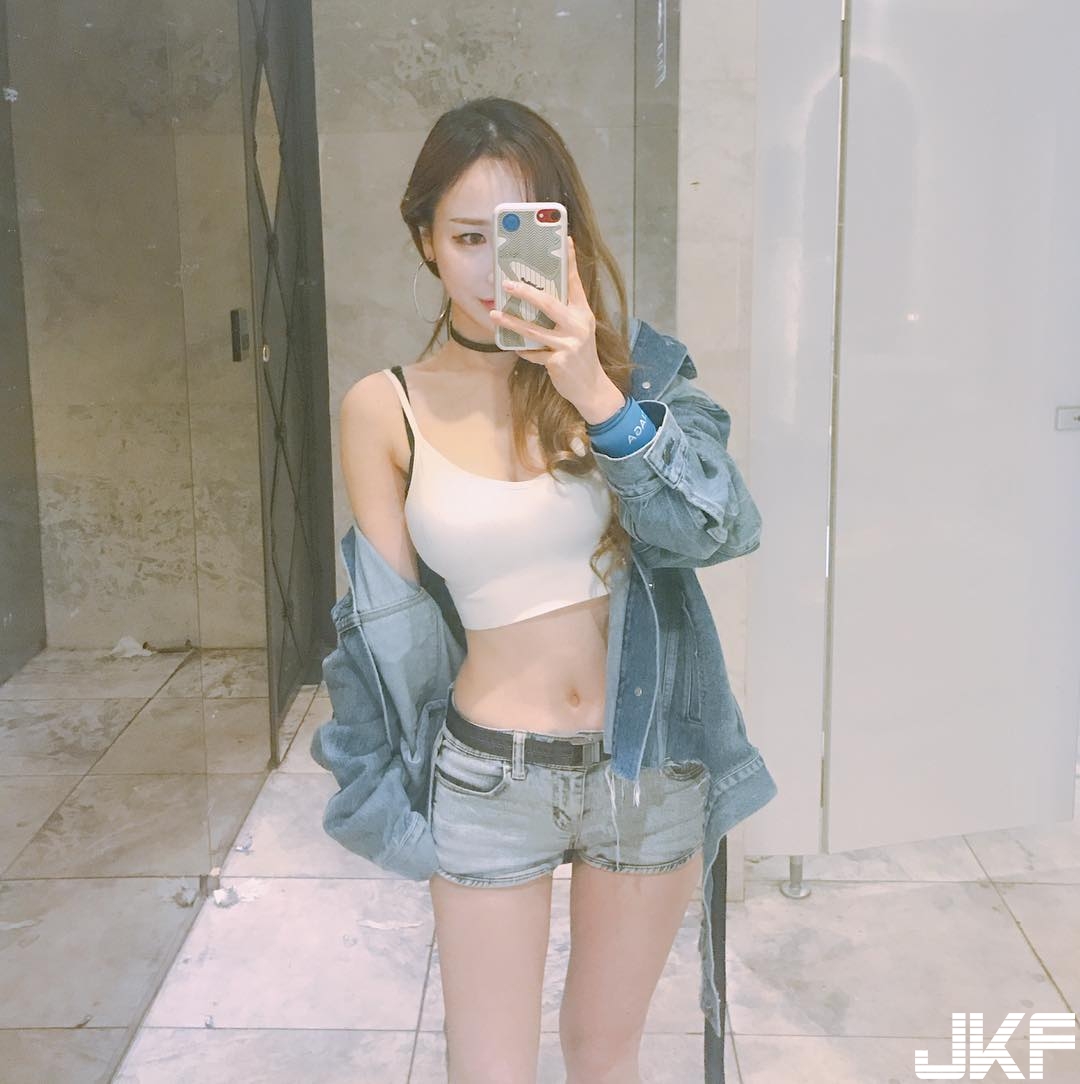 正妹細肩背心撐不住「滿滿乳量」快溢出！兩粒「渾圓飽滿」大長輩讓人好上火！