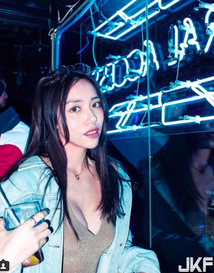 草地上有水蜜桃！「美腿健身教練」比基尼曬裸臀，粉嫩「翹挺蜜桃」實在太讓人想壞壞&#8230;