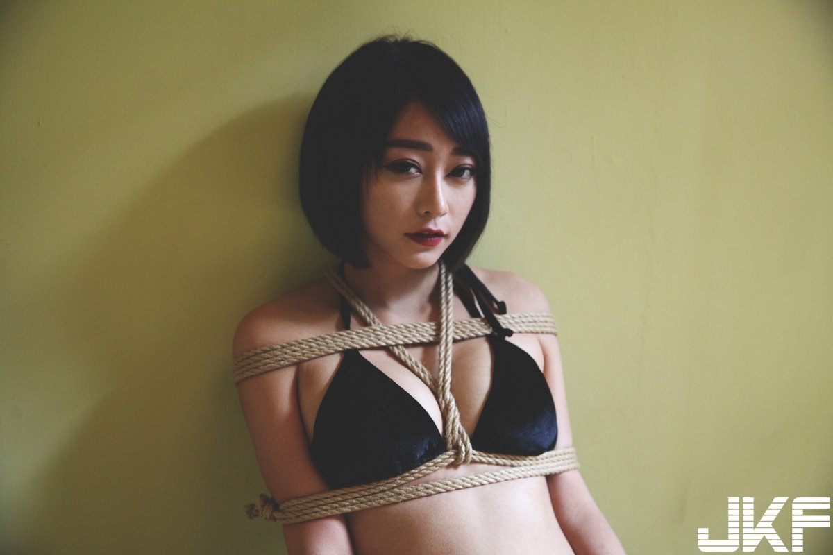女攝影師操刀！台南古宅「情慾綑綁系列」，正妹「危險誘惑」激發你慾望！