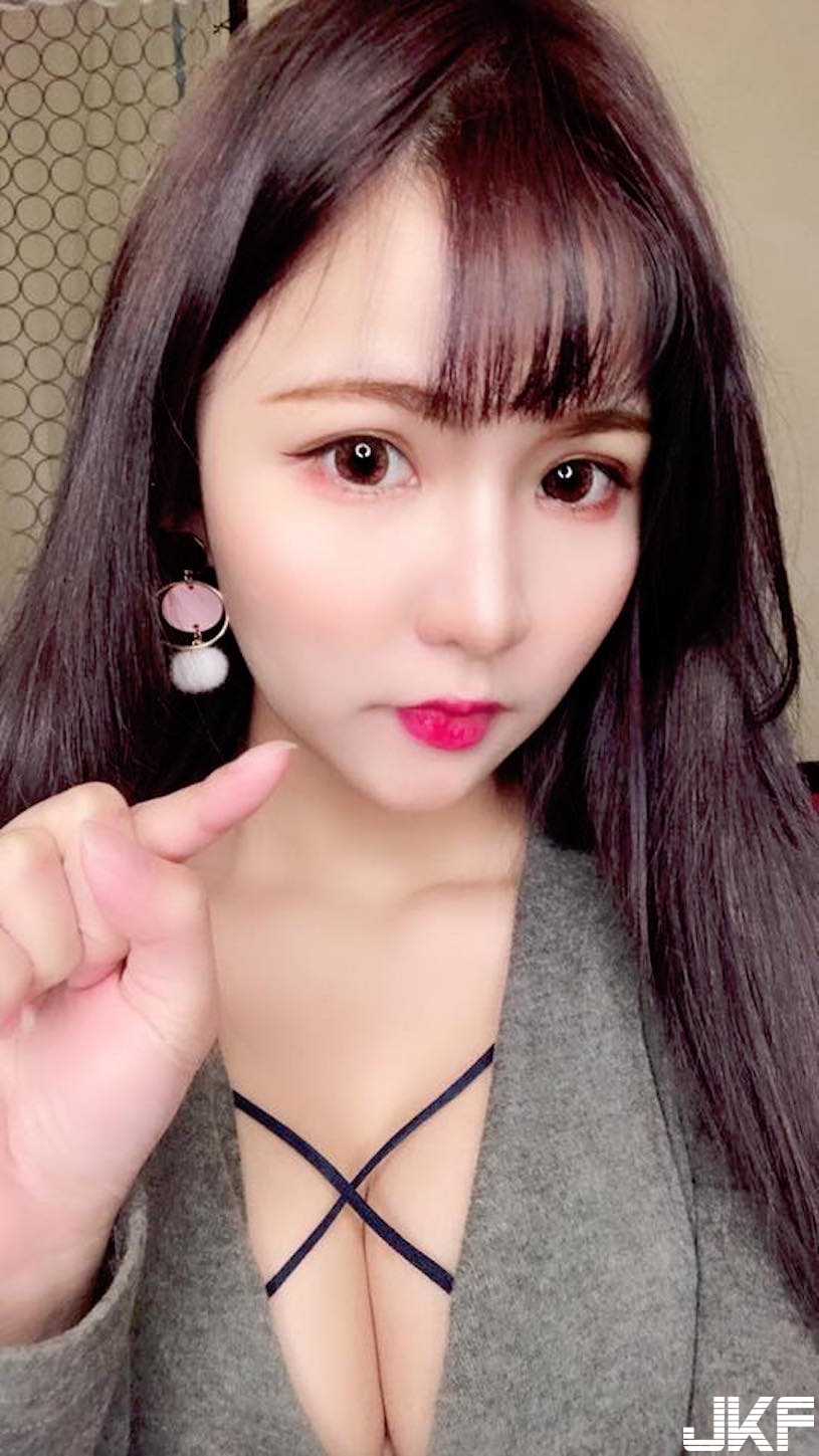 好白嫩！「高顏值正妹」滿滿氣質有夠迷人！超誘惑「美乳視角」讓人血脈噴張…
