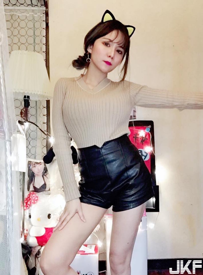 好白嫩！「高顏值正妹」滿滿氣質有夠迷人！超誘惑「美乳視角」讓人血脈噴張…