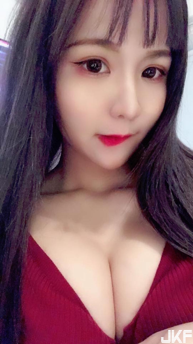 好白嫩！「高顏值正妹」滿滿氣質有夠迷人！超誘惑「美乳視角」讓人血脈噴張…