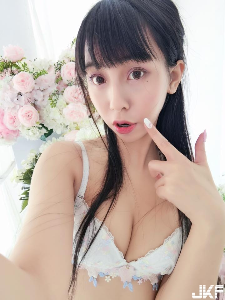 調皮可愛「大奶正妹」好會玩！「糖放奶上」要大家幫她吃！網友瞬間忍不住啦！