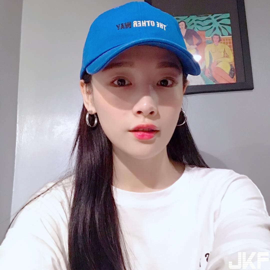 街頭捕獲素人妹子！迷你短裙+膝上襪大露「絕對領域」，讓人臉紅心跳！