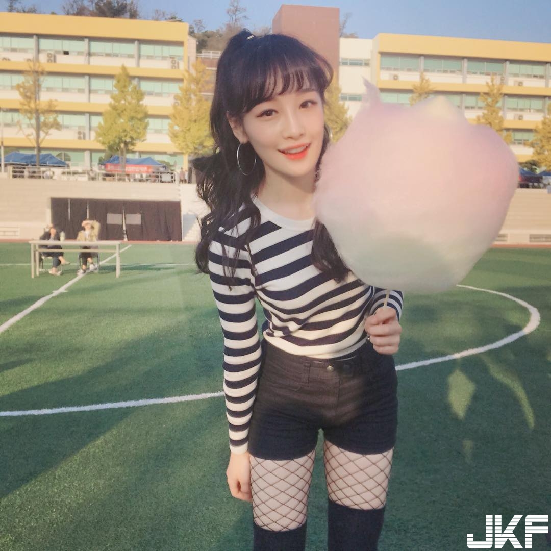 街頭捕獲素人妹子！迷你短裙+膝上襪大露「絕對領域」，讓人臉紅心跳！
