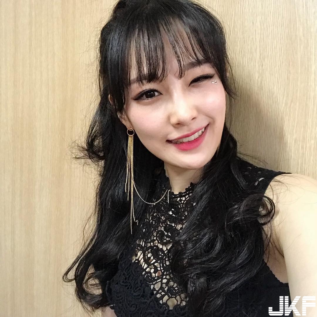 街頭捕獲素人妹子！迷你短裙+膝上襪大露「絕對領域」，讓人臉紅心跳！