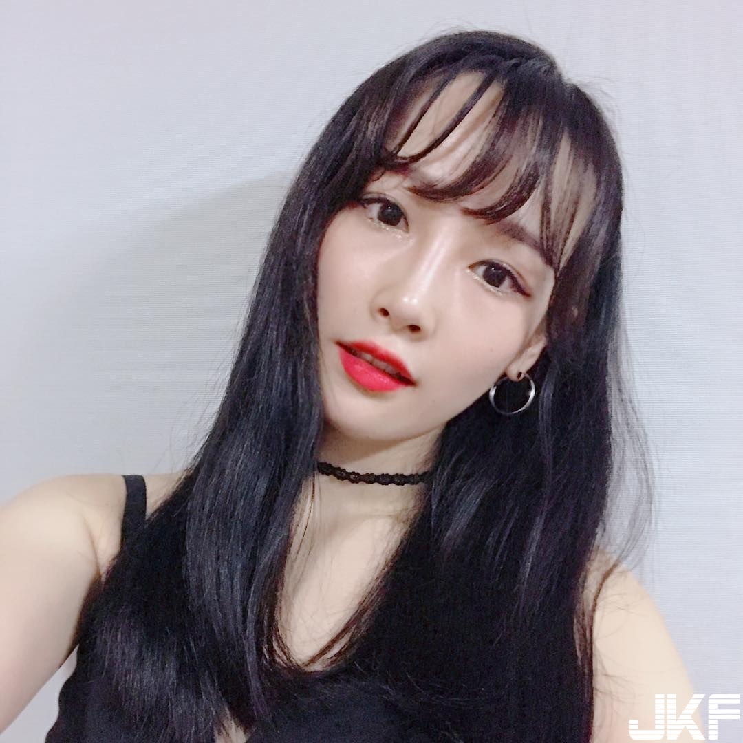 街頭捕獲素人妹子！迷你短裙+膝上襪大露「絕對領域」，讓人臉紅心跳！