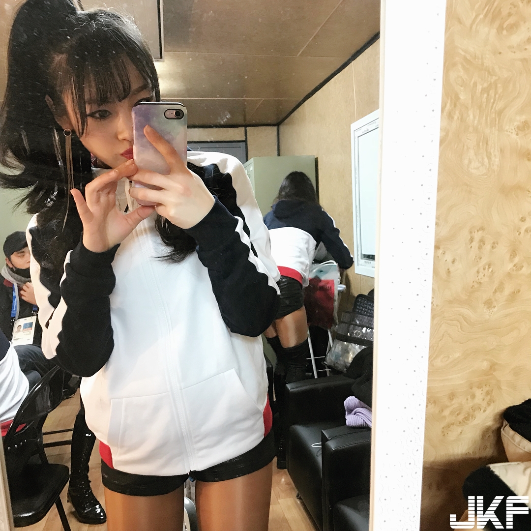 街頭捕獲素人妹子！迷你短裙+膝上襪大露「絕對領域」，讓人臉紅心跳！