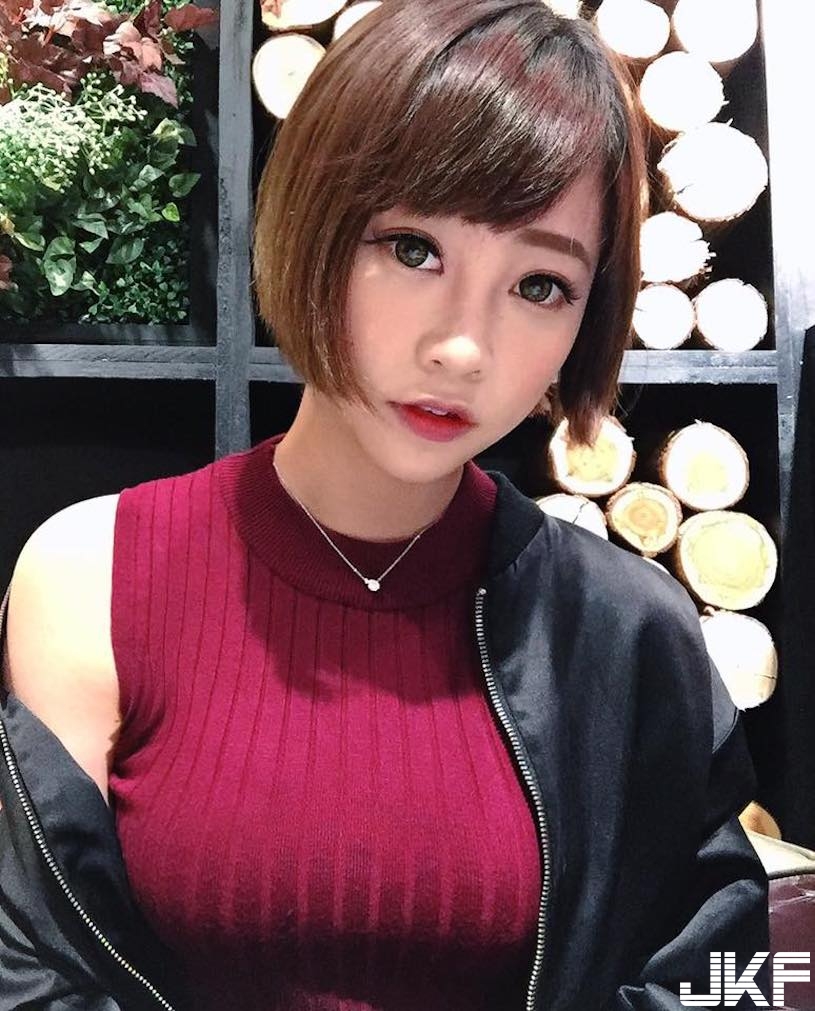 音樂祭驚見「火辣爆乳正妹」！超猛「內衣直接外穿」，還是火辣美術老師呢！