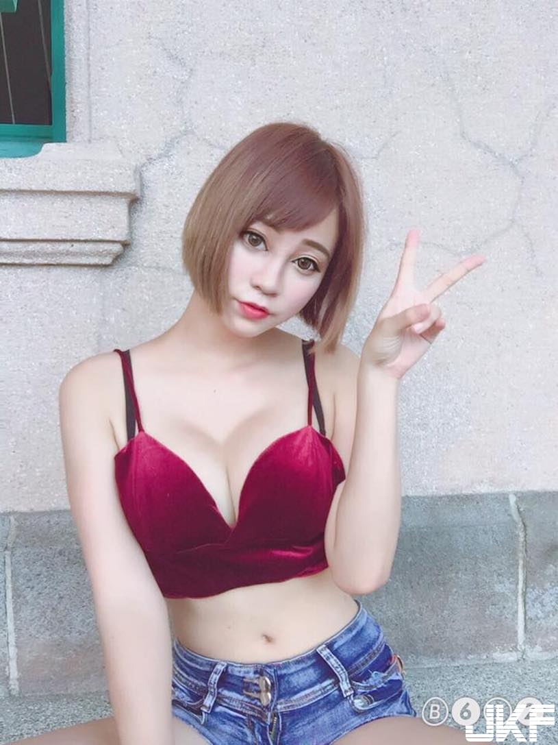 音樂祭驚見「火辣爆乳正妹」！超猛「內衣直接外穿」，還是火辣美術老師呢！