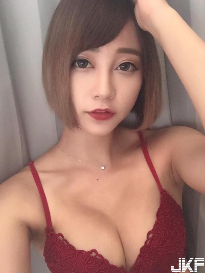 音樂祭驚見「火辣爆乳正妹」！超猛「內衣直接外穿」，還是火辣美術老師呢！