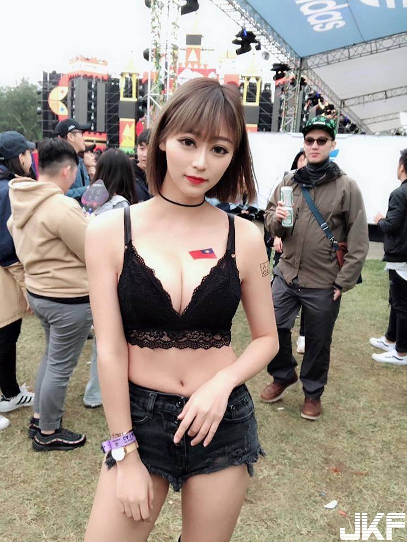 音樂祭驚見「火辣爆乳正妹」！超猛「內衣直接外穿」，還是火辣美術老師呢！