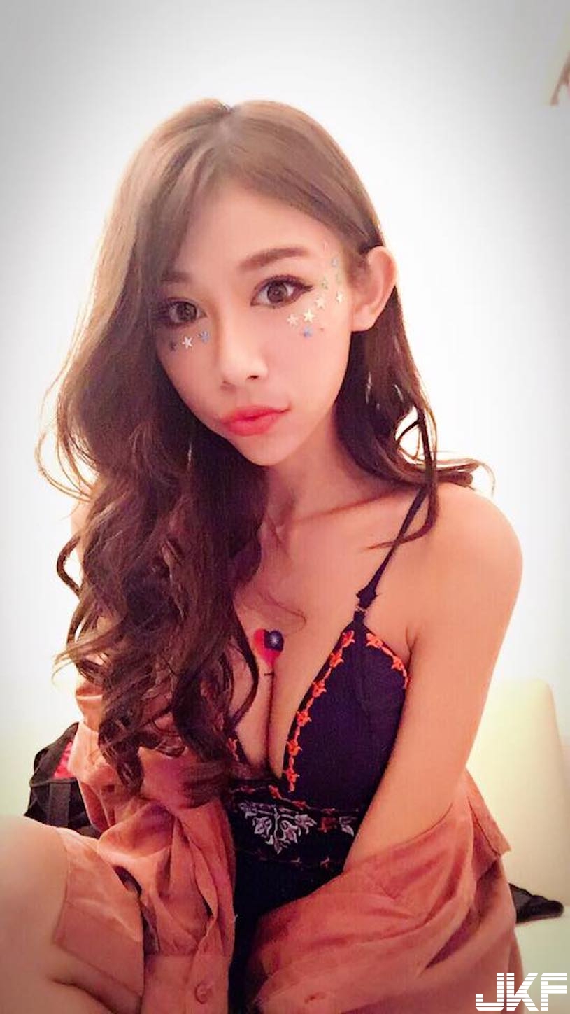 爆乳辣模「極品雪乳」太殺了！「飽滿雙乳」快撐爆衣服！