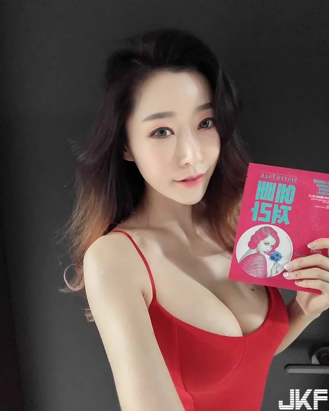 發威啦！正妹夾帶一對「重量級奶球」撐破上衣，「深邃乳溝」奶香味加倍！