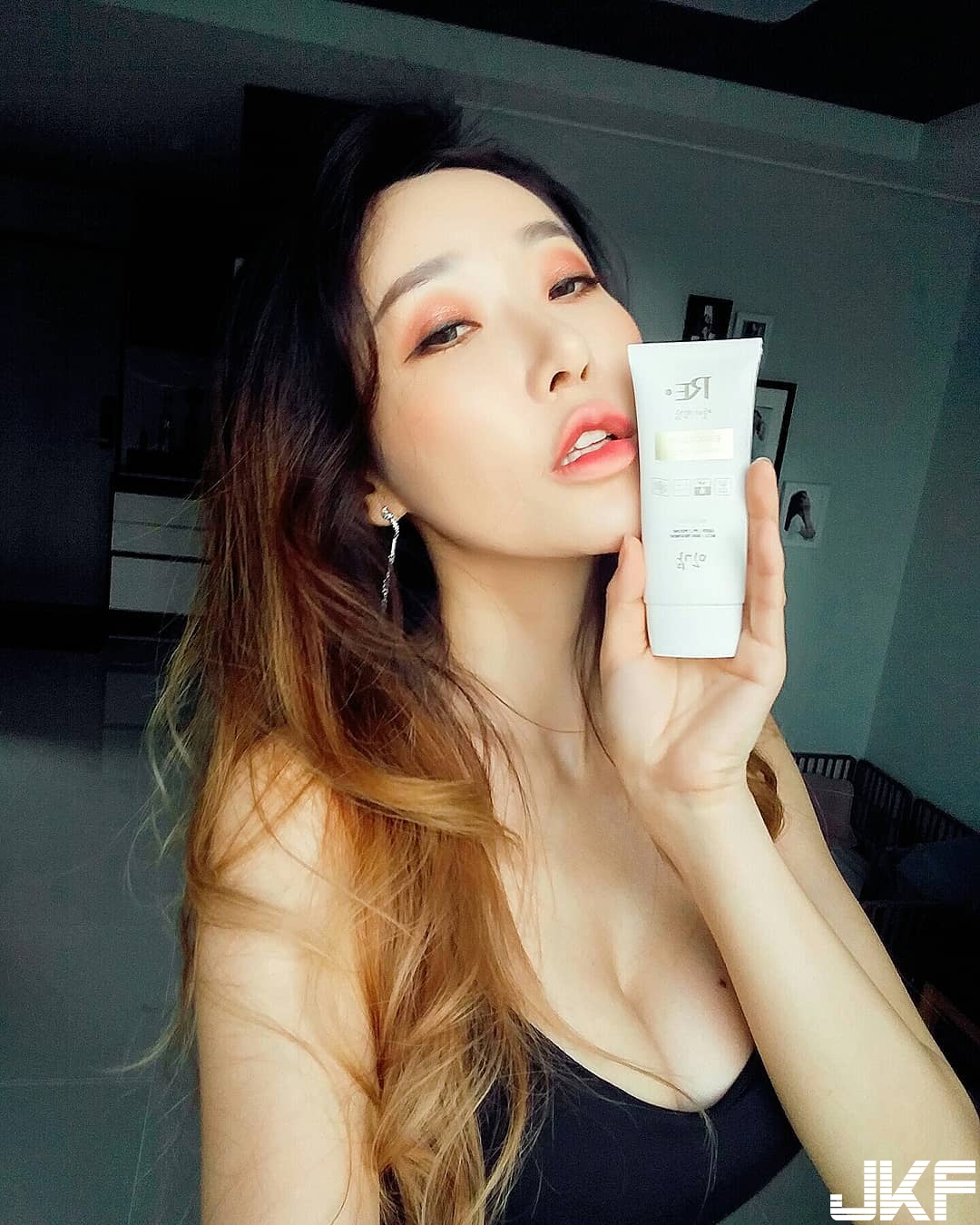 發威啦！正妹夾帶一對「重量級奶球」撐破上衣，「深邃乳溝」奶香味加倍！