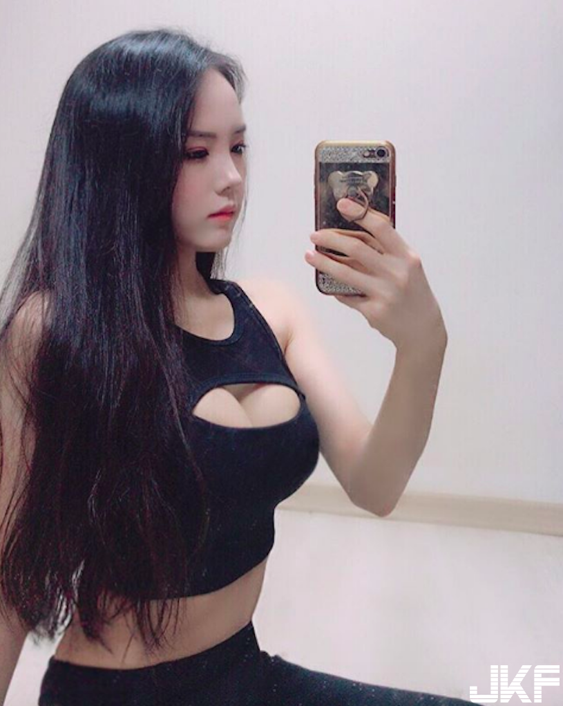 火辣辣！「白皙爆乳正妹」美奶視角好壞壞！超誘惑的「極品顏值」讓人一秒戀愛&#8230;