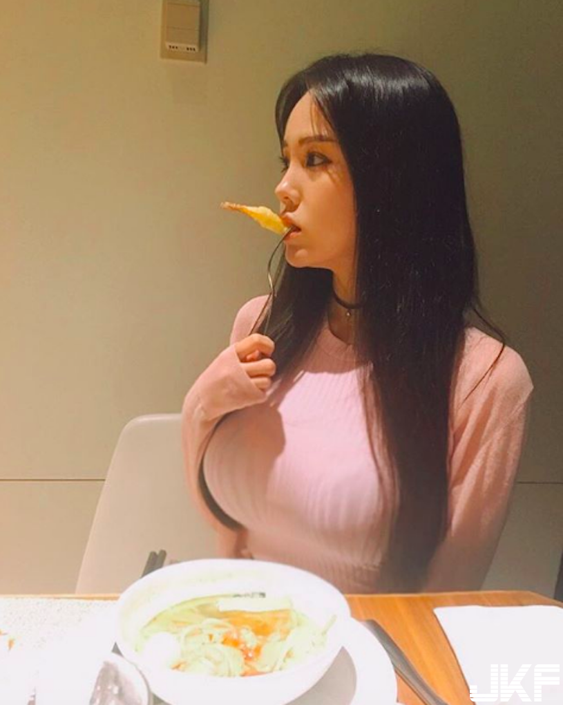 火辣辣！「白皙爆乳正妹」美奶視角好壞壞！超誘惑的「極品顏值」讓人一秒戀愛&#8230;