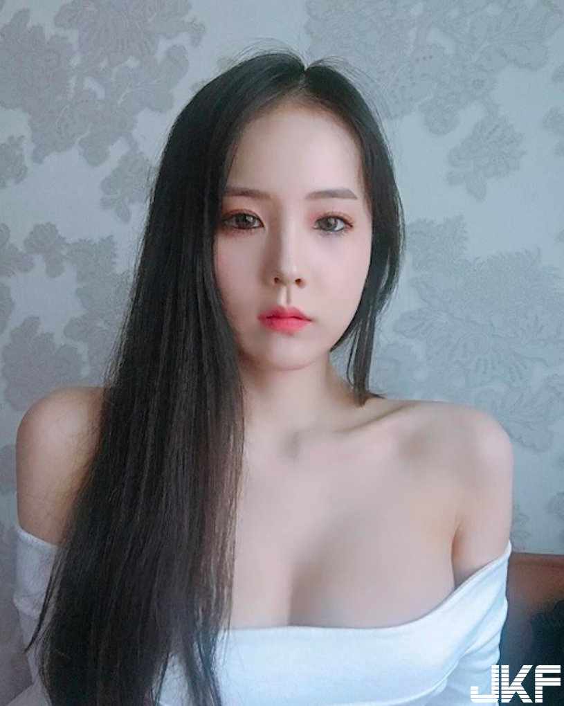火辣辣！「白皙爆乳正妹」美奶視角好壞壞！超誘惑的「極品顏值」讓人一秒戀愛&#8230;