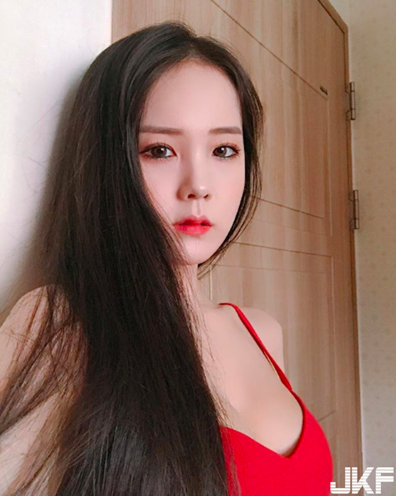 火辣辣！「白皙爆乳正妹」美奶視角好壞壞！超誘惑的「極品顏值」讓人一秒戀愛&#8230;