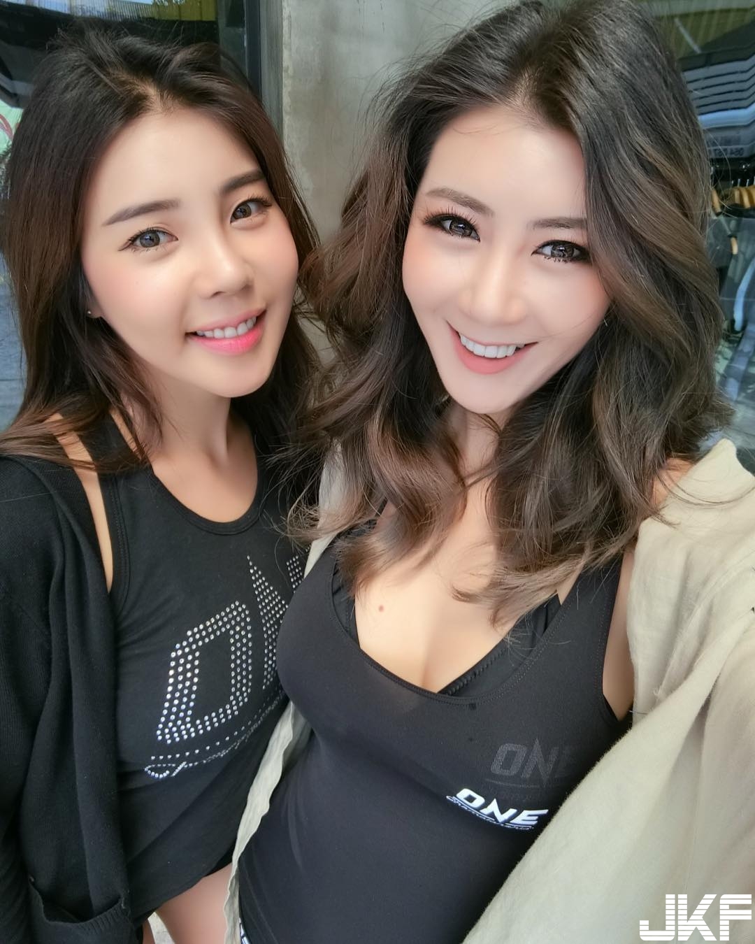 舉牌女郎夾帶「白嫩奶球」上台火辣展現！飽滿圓潤讓人看了超上火！