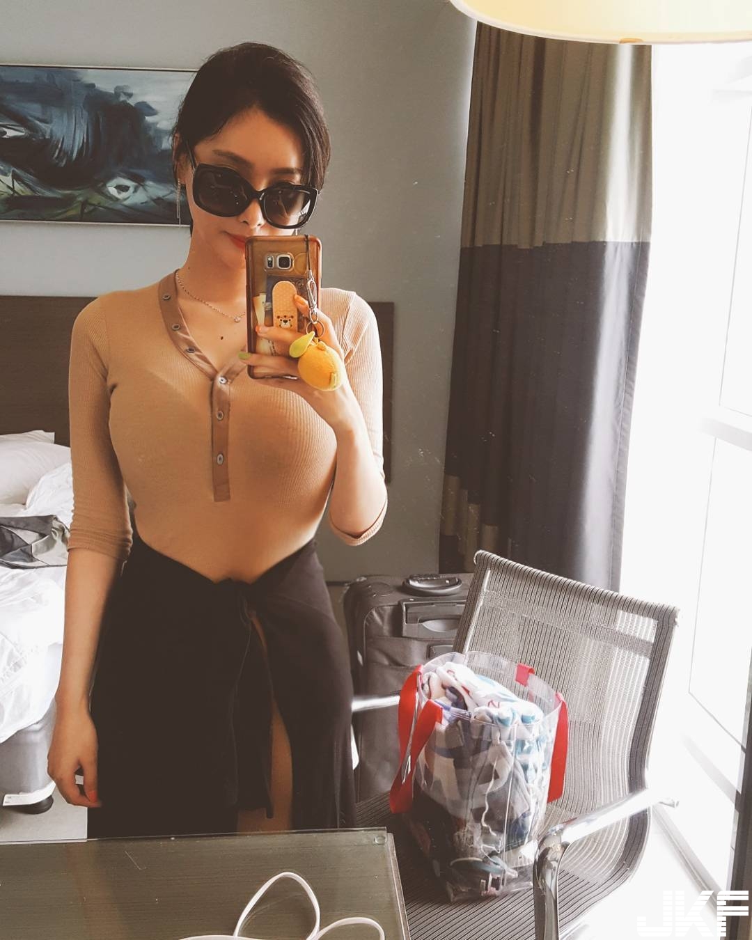 變好熱！妹子主動拉開領口大秀「深遂乳溝」，嫩白雪乳若隱若現…