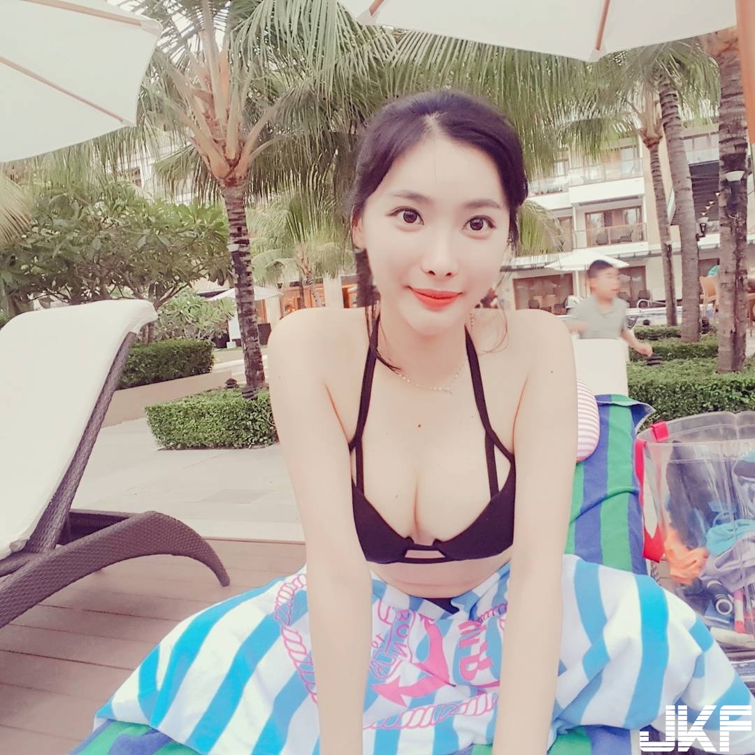 變好熱！妹子主動拉開領口大秀「深遂乳溝」，嫩白雪乳若隱若現…
