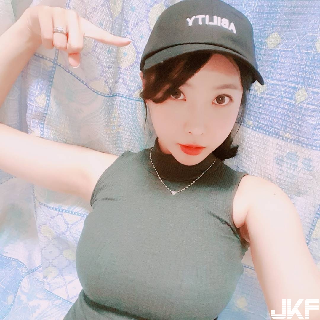 變好熱！妹子主動拉開領口大秀「深遂乳溝」，嫩白雪乳若隱若現…