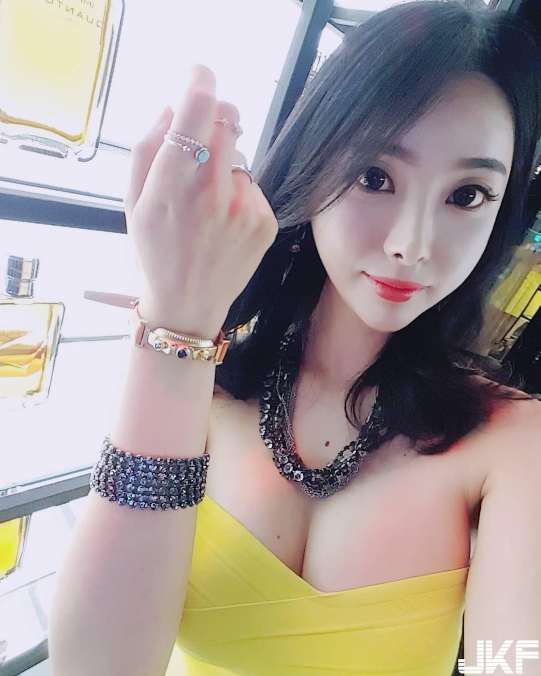變好熱！妹子主動拉開領口大秀「深遂乳溝」，嫩白雪乳若隱若現…