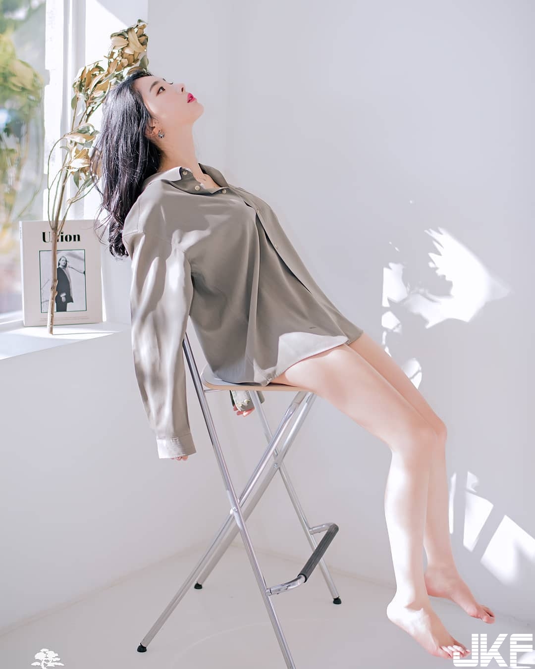 變好熱！妹子主動拉開領口大秀「深遂乳溝」，嫩白雪乳若隱若現…