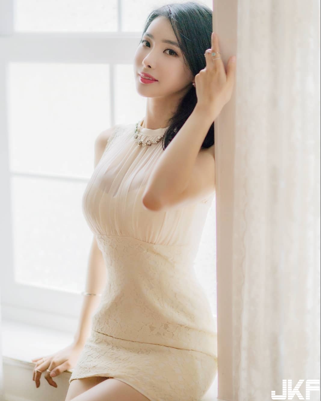 變好熱！妹子主動拉開領口大秀「深遂乳溝」，嫩白雪乳若隱若現…