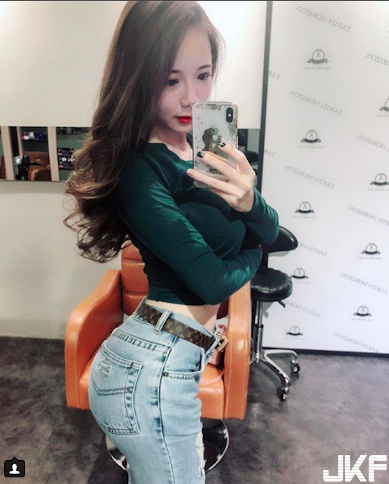大奶氣質正妹「比基尼彈琴」！飽滿出眾的「渾圓雪乳」好吸睛！快受不了啦！