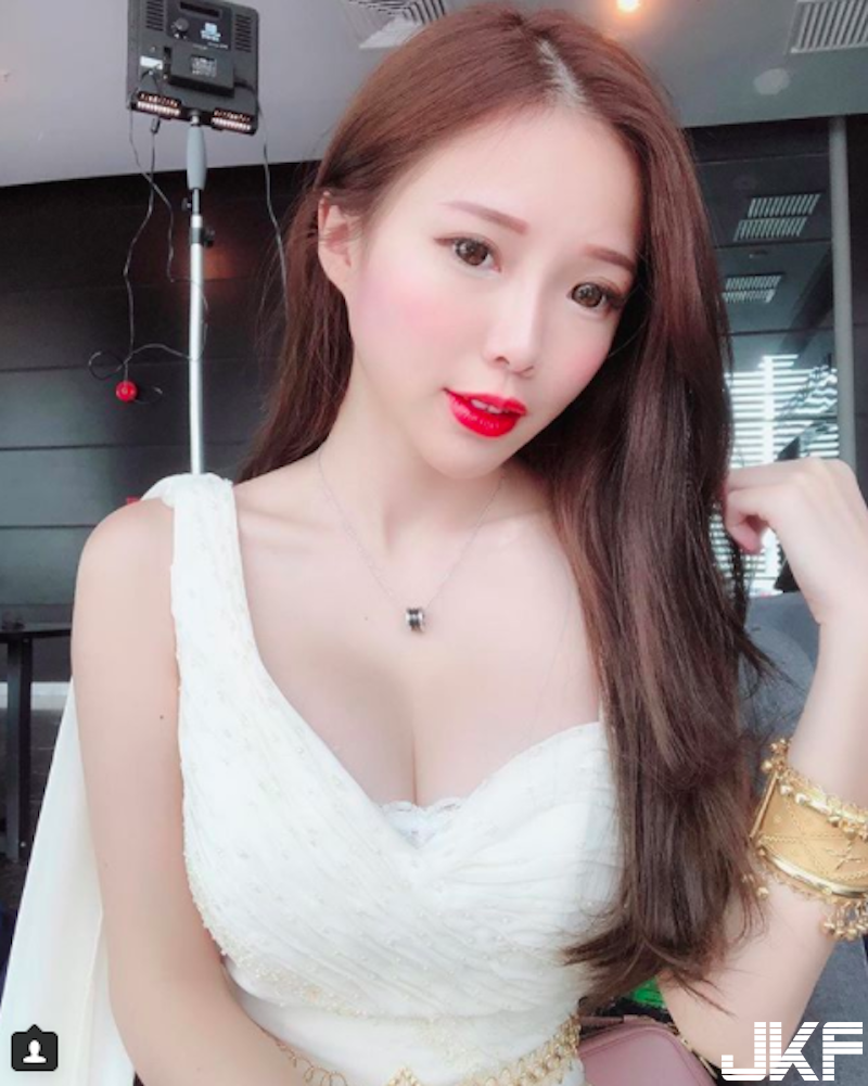 大奶氣質正妹「比基尼彈琴」！飽滿出眾的「渾圓雪乳」好吸睛！快受不了啦！
