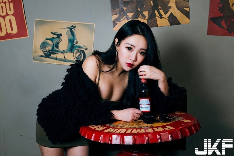 台中最辣餐酒館老闆娘！養眼美乳加美尻，客人都看暈了！