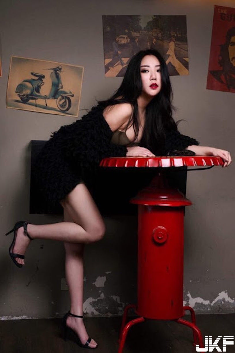 台中最辣餐酒館老闆娘！養眼美乳加美尻，客人都看暈了！