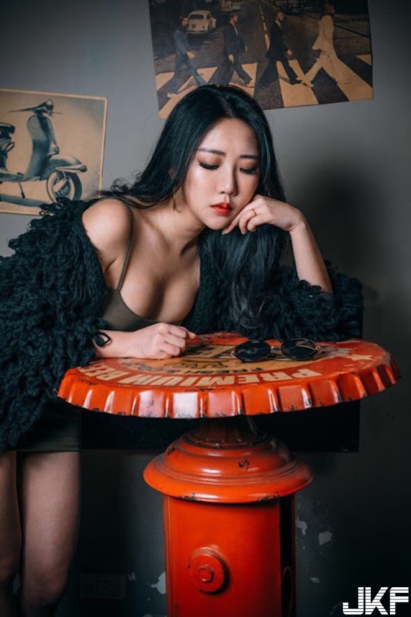 台中最辣餐酒館老闆娘！養眼美乳加美尻，客人都看暈了！