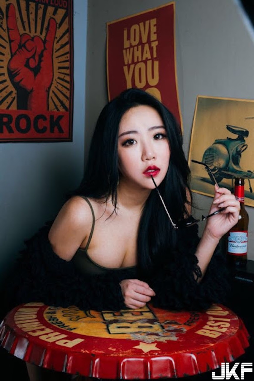 台中最辣餐酒館老闆娘！養眼美乳加美尻，客人都看暈了！
