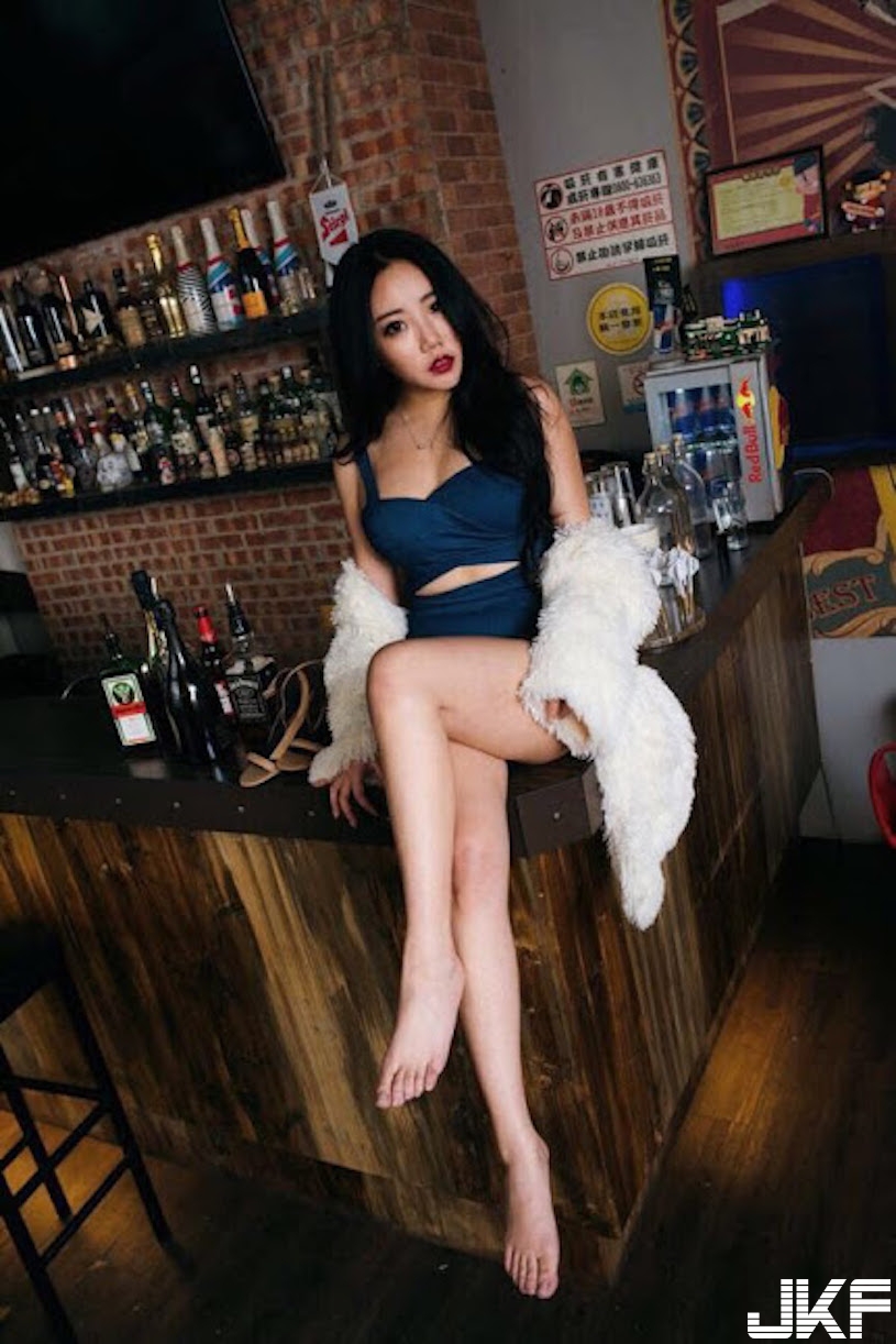 台中最辣餐酒館老闆娘！養眼美乳加美尻，客人都看暈了！