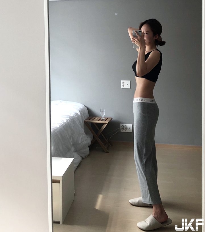 妹子好主動！褲子下拉大露「精緻馬甲線」，S 型惹火曲線貼身乍現！
