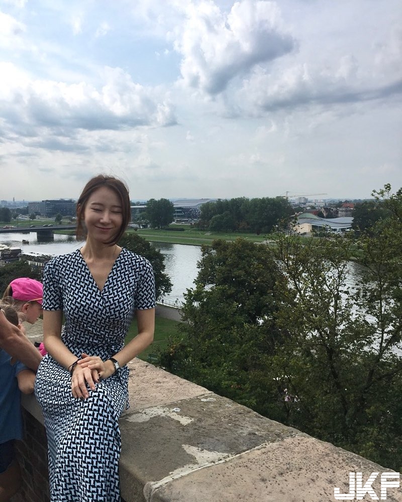 妹子好主動！褲子下拉大露「精緻馬甲線」，S 型惹火曲線貼身乍現！