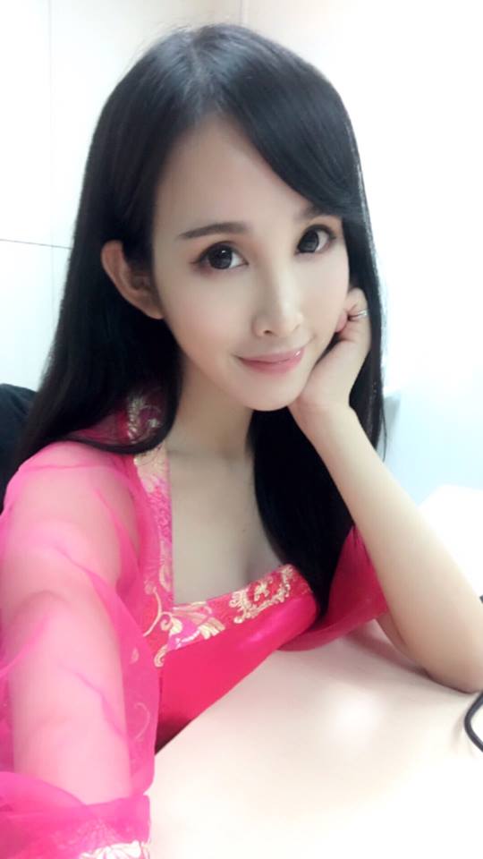 傳播系「Ｅ奶作家」卓苡瑄，「胸大有腦」23吋小蠻腰外露：讓人把持不住了！